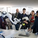 Des personnes regardent un robot qui reproduit l'agilité humaine lors de la journée de l'intelligence artificielle, IA, le samedi 23 novembre 2024 à l'EPFL. (Photo d'illustration) KEYSTONE/JEAN-CHRISTOPHE BOTT